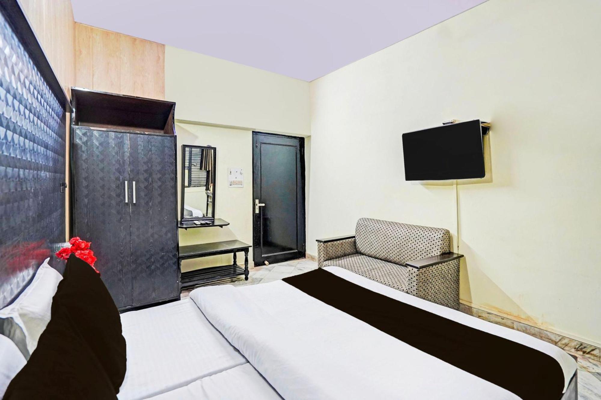 Super Collection O Mathura Near Railway Station Екстер'єр фото