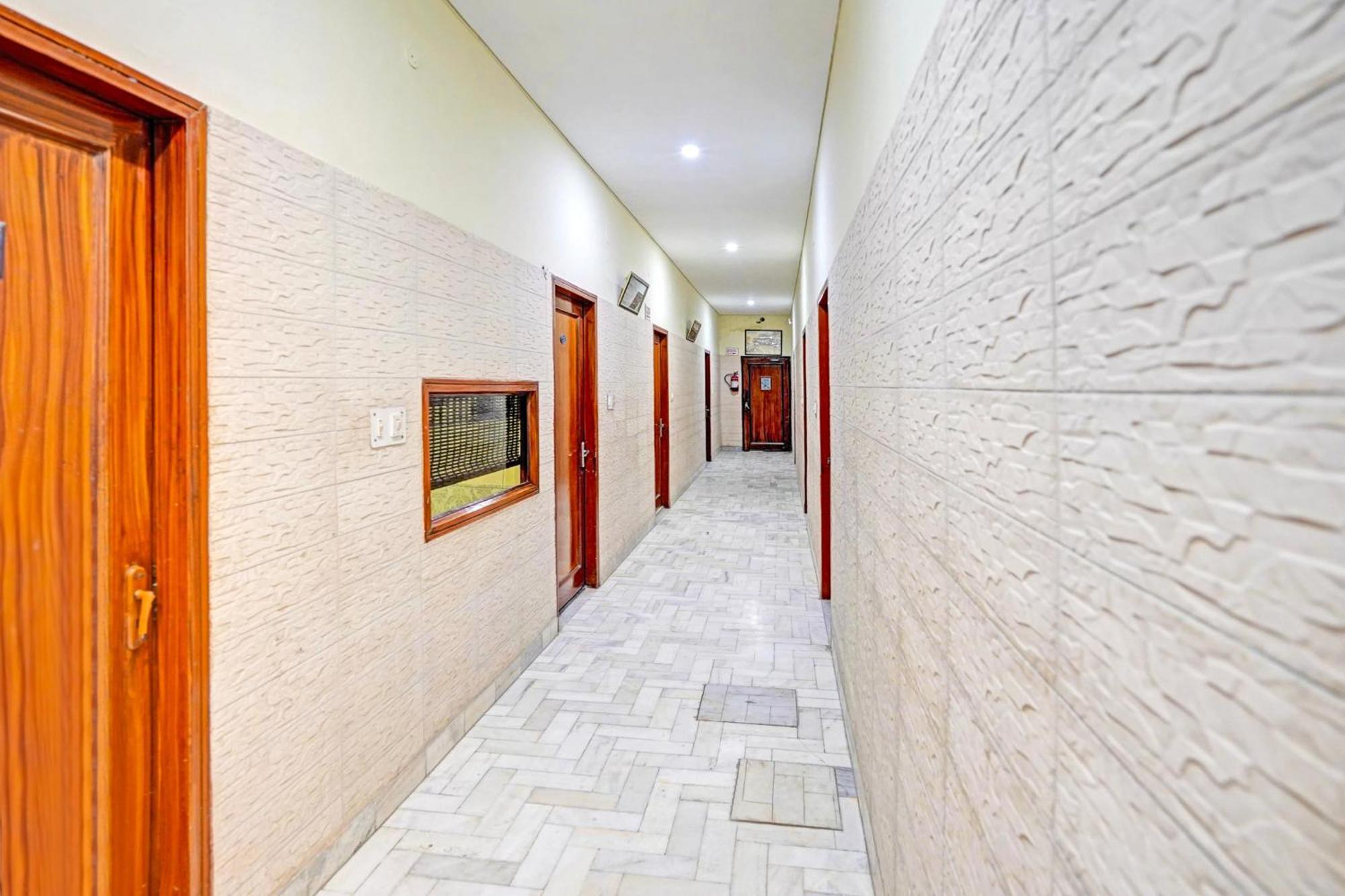 Super Collection O Mathura Near Railway Station Екстер'єр фото