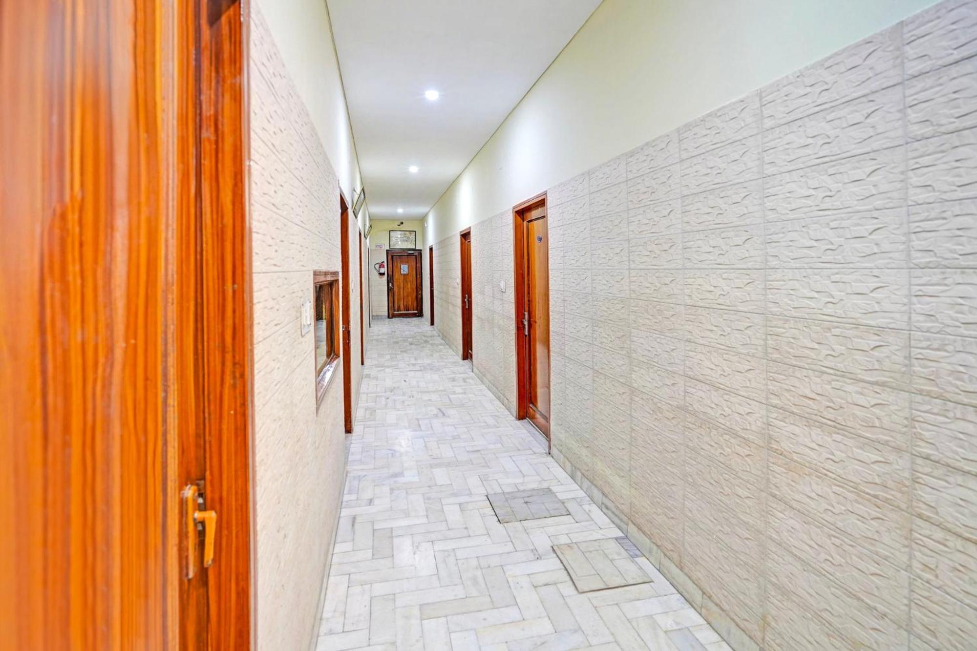Super Collection O Mathura Near Railway Station Екстер'єр фото